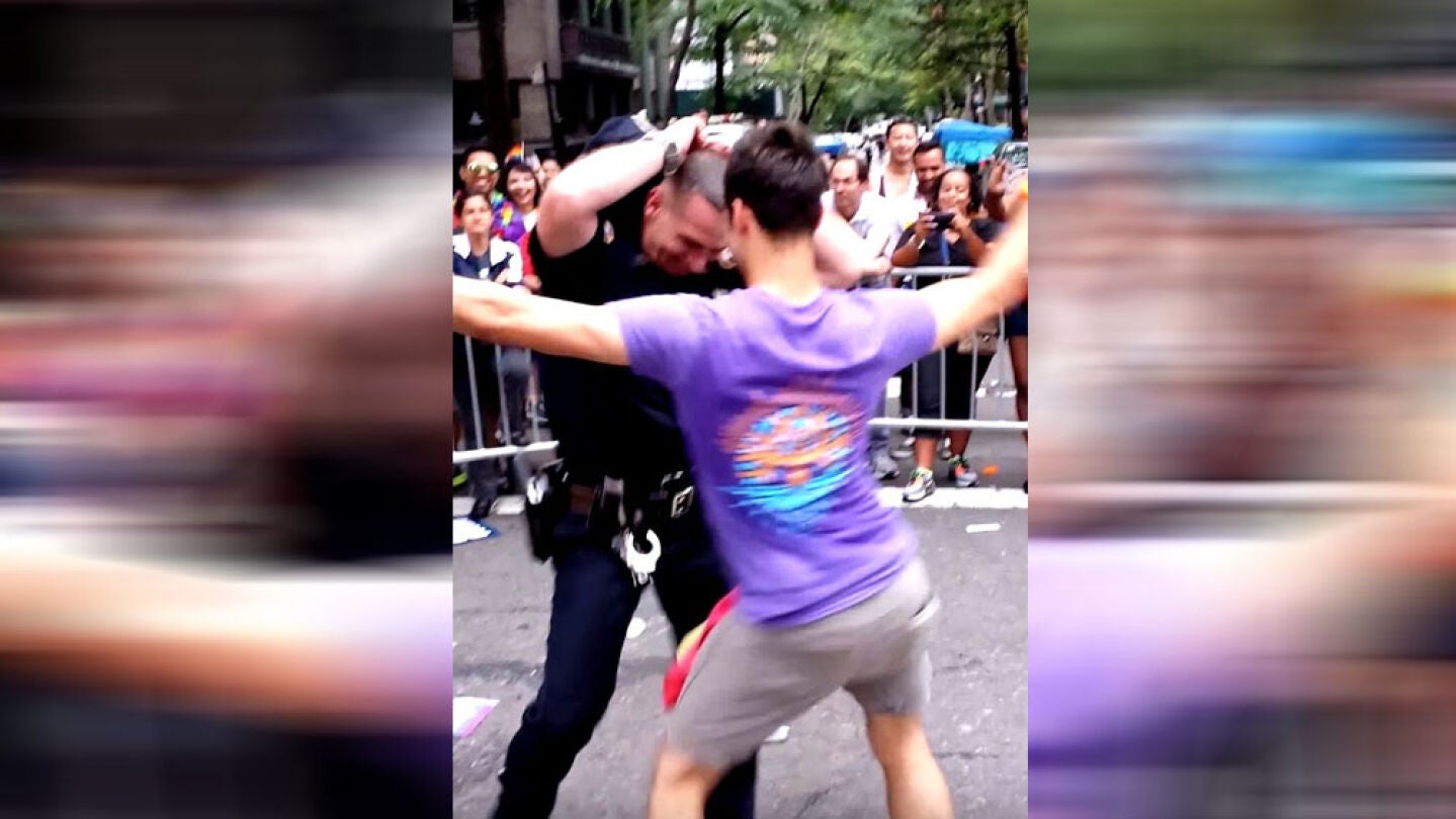 Polic&iacute;a bailando durante el Orgullo de Nueva York
