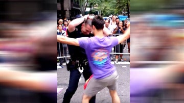 Policía bailando durante el Orgullo de Nueva York