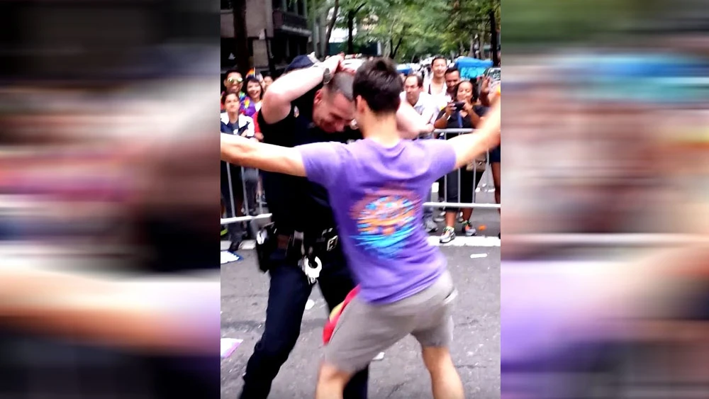 Policía bailando durante el Orgullo de Nueva York