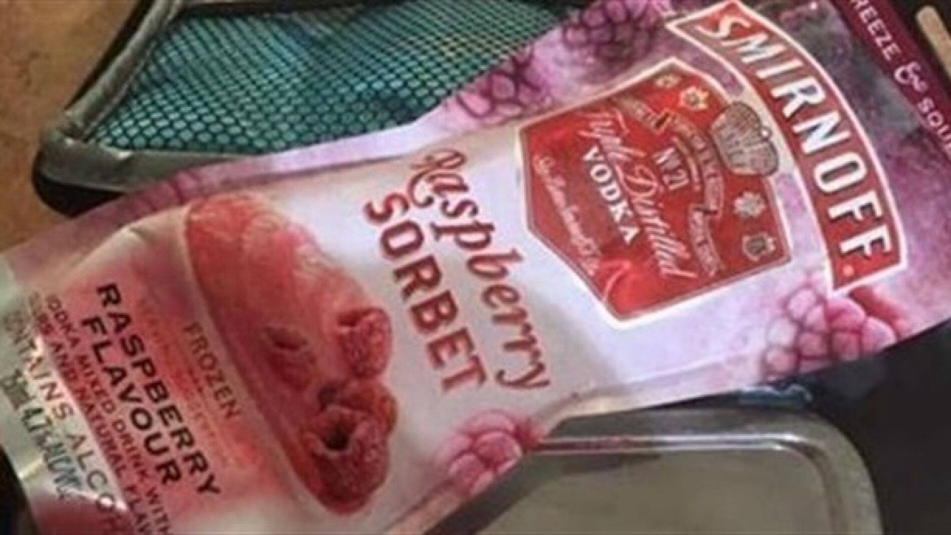 Una madre se confunde y pone un envase de vodka en el almuerzo de su hija