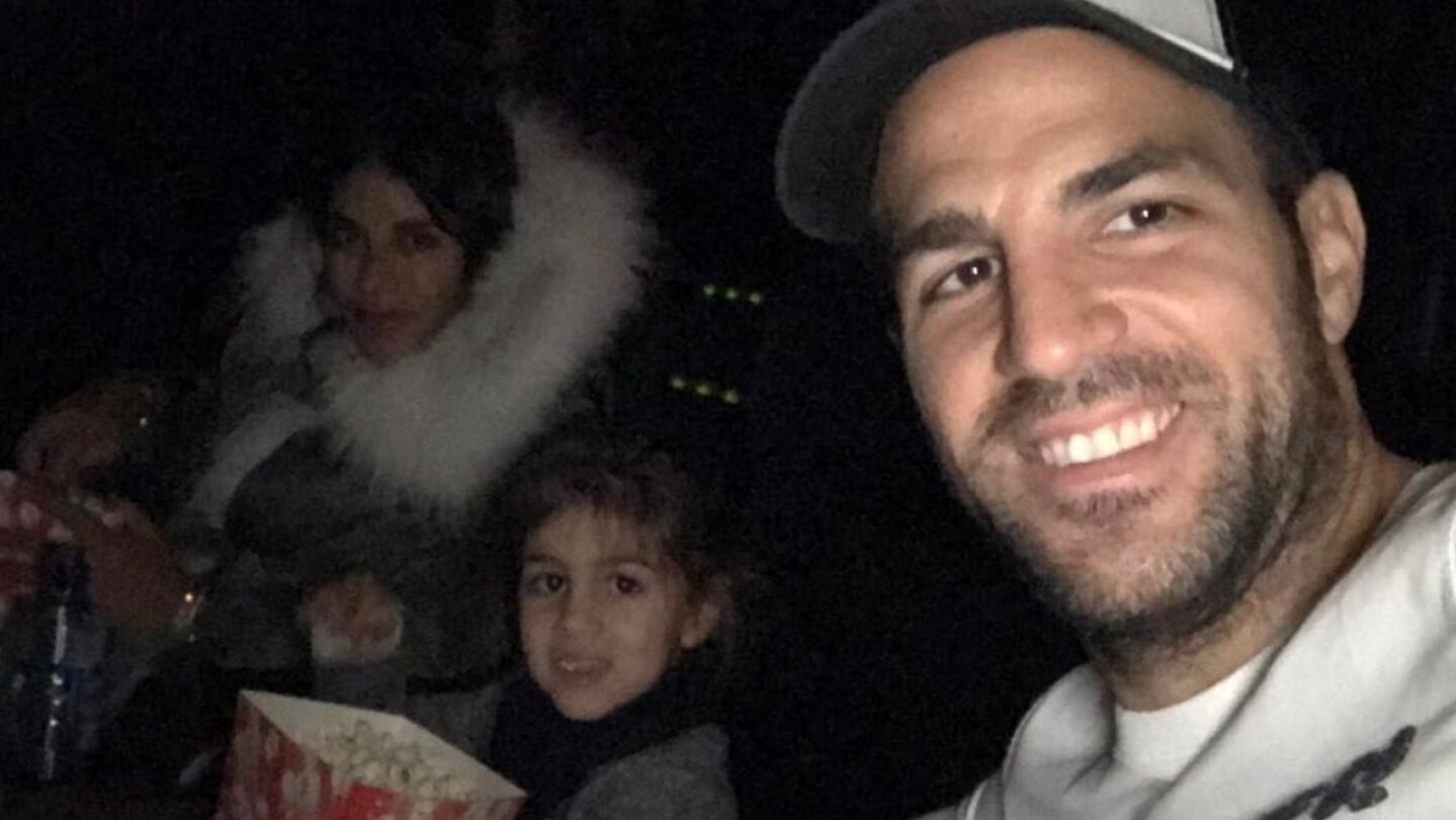 F&aacute;bregas, con su familia en el cine