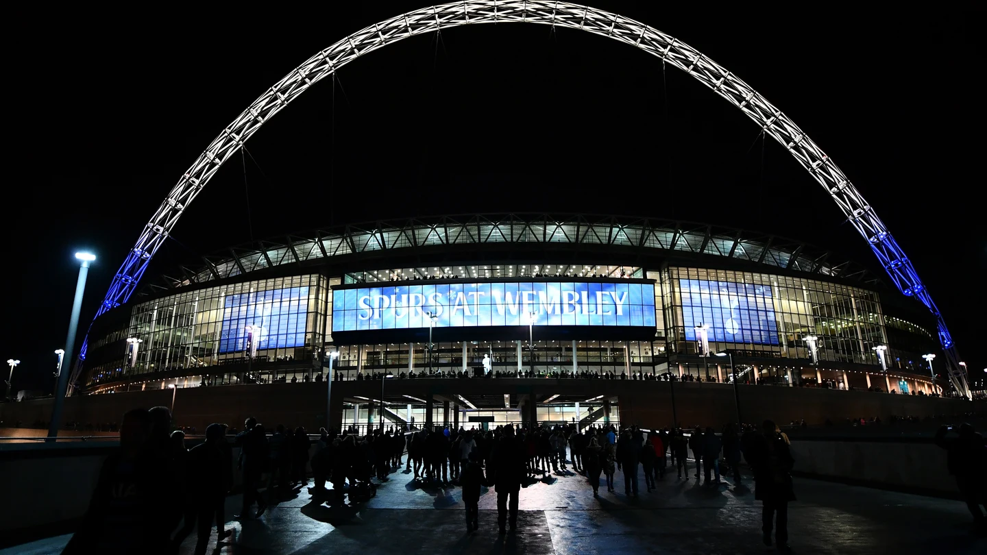 Exteriores del estadio de Wembley antes de un partido Exteriores del estadio de Wembley antes de un partido