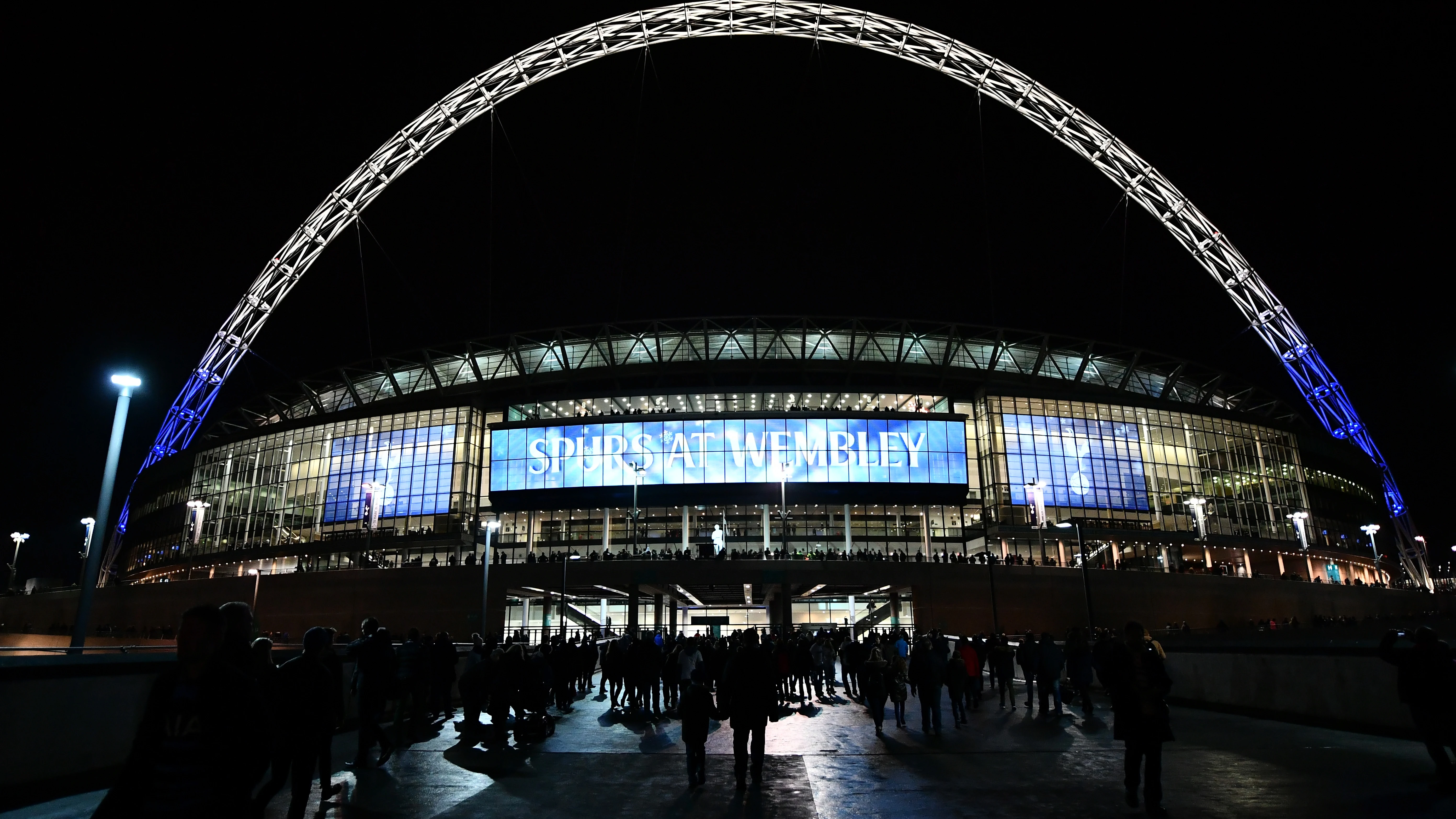 Exteriores del estadio de Wembley antes de un partido Exteriores del estadio de Wembley antes de un partido