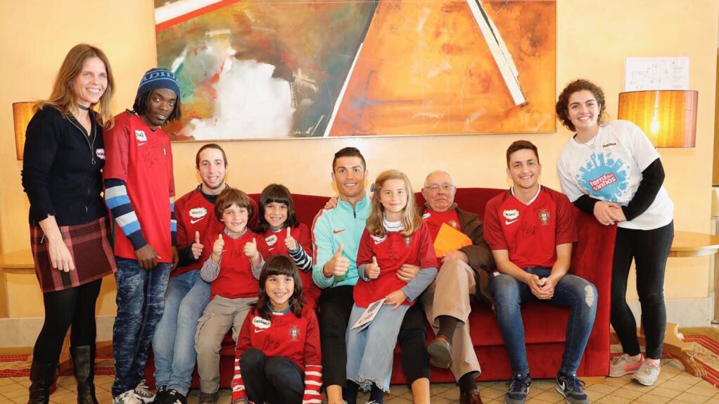 Cristiano, rodeado de ni&ntilde;os