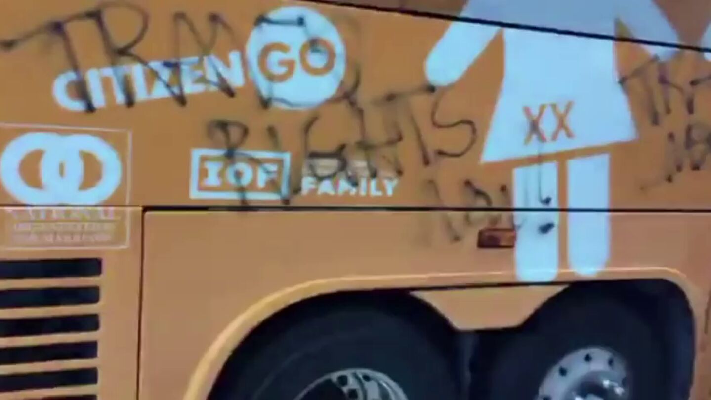 Frame 0.0 de: Cristales rotos, pintadas y protestas: as&iacute; despide Nueva York al autob&uacute;s tr&aacute;nsfobo de Hazte O&iacute;r