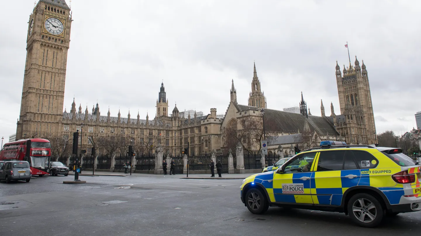 Agentes de policía británicos ante el Parlamento en Londres Agentes de policía británicos permanecían en guardia tras el tiroteo ante el Parlamento en Londres