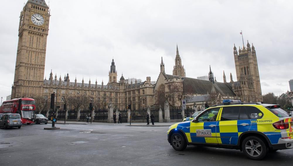 Agentes de policía británicos ante el Parlamento en Londres
