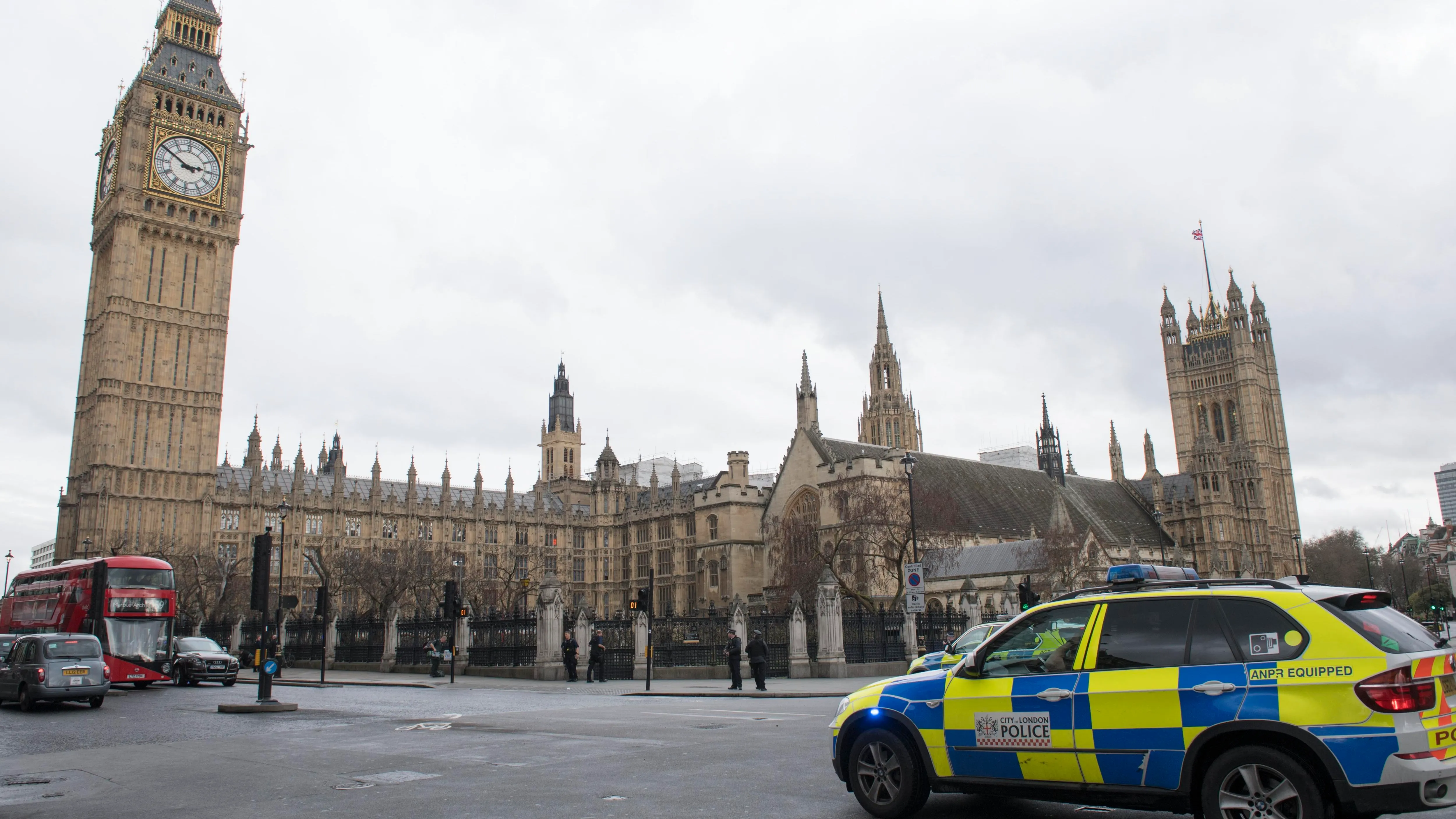 Agentes de policía británicos permanecían en guardia tras el tiroteo ante el Parlamento en Londres