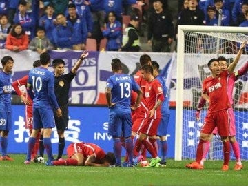 Witsel, en el suelo tras el pisotón de Qin Sheng Witsel, en el suelo tras el pisotón de Qin Sheng