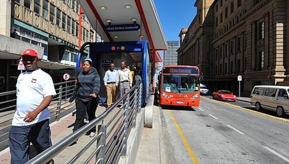 Oleada de violaciones en grupo en el transporte de Johannesburgo