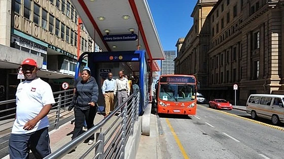 Oleada de violaciones en grupo en el transporte de Johannesburgo