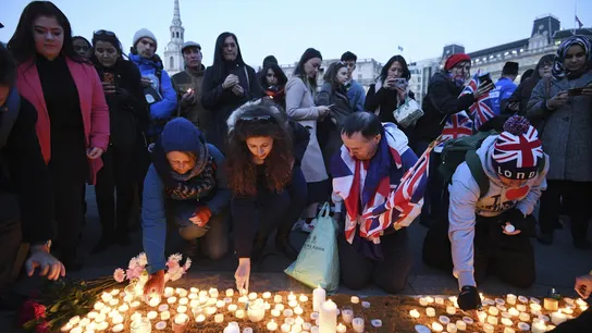 Cientos de ciudadanos participan en una vigilia en Trafalgar Square en Londres Cientos de ciudadanos participan en una vigilia en Trafalgar Square en Londres