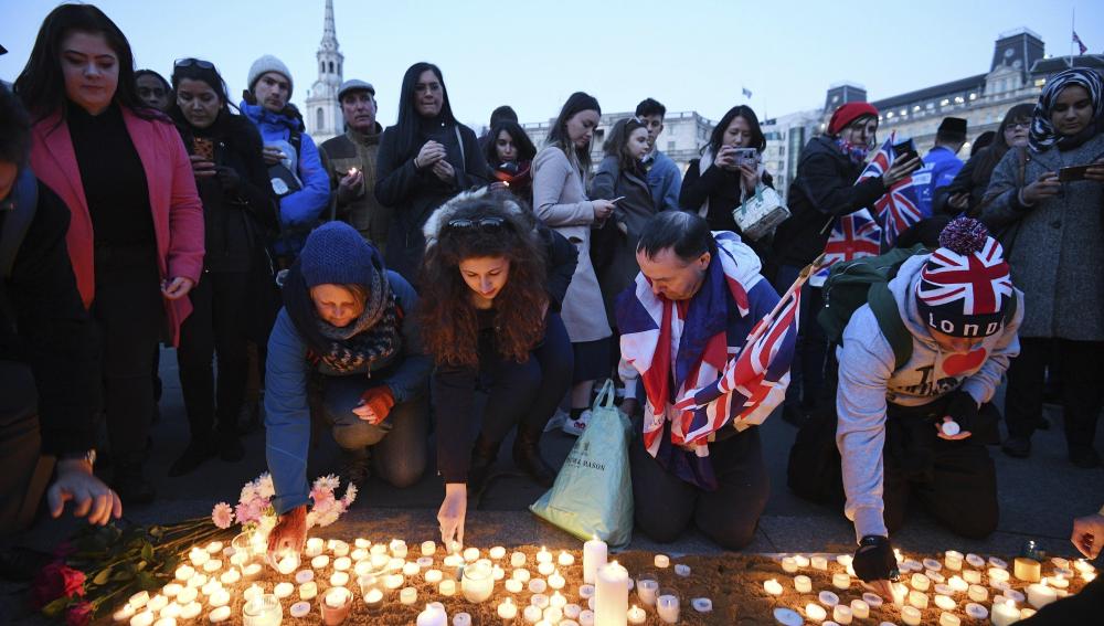 Cientos de ciudadanos participan en una vigilia en Trafalgar Square en Londres