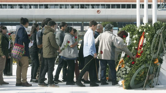 Varios familiares dejan rosas rojas en el monumento de recuerdo durante el acto de homenaje a las víctimas del accidente del vuelo Germanwings 9525 Varios familiares dejan rosas rojas en el monumento de recuerdo durante el acto de homenaje a las víctimas del accidente del vuelo Germanwings 9525