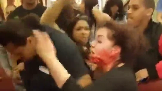 Golpes y una mujer ensangrentada: la brutal pelea en un restaurante que todo el mundo grabó pero nadie paró Golpes y una mujer ensangrentada: la brutal pelea en un restaurante que todo el mundo grabó pero nadie paró
