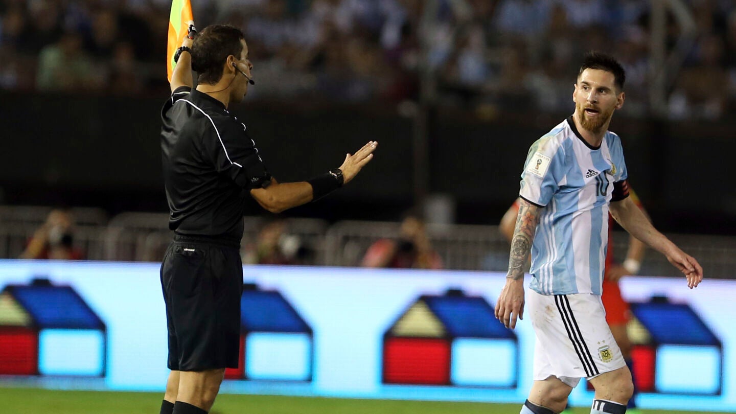 Leo Messi protestando al l&iacute;nea