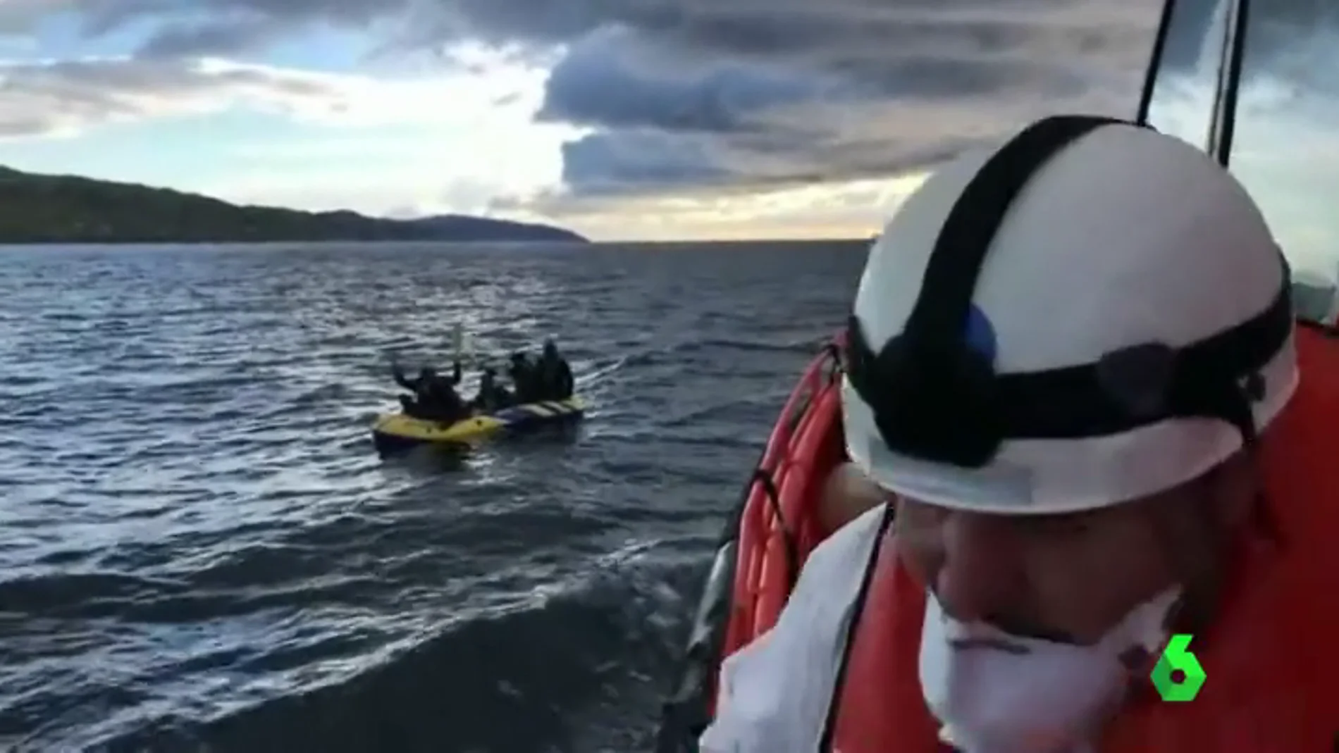 Salvamento Maritimo rescata a cinco personas que cruzaban el Estrecho en una lancha de juguete