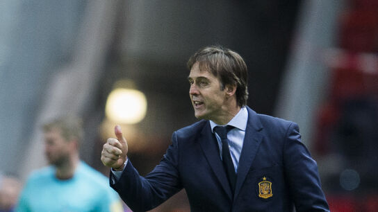 Julen Lopetegui da instrucciones en la banda Julen Lopetegui da instrucciones en la banda