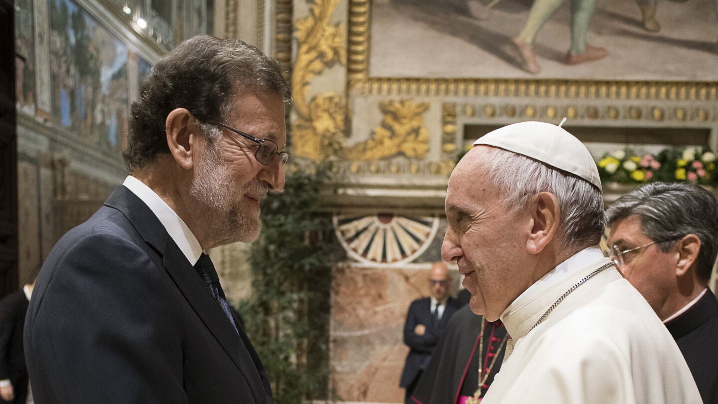 Fotograf&iacute;a facilitada por L'Osservatore Romano del presidente del Gobierno, Mariano Rajoy, durante la breve conversaci&oacute;n que ha mantenido con el papa Francisco