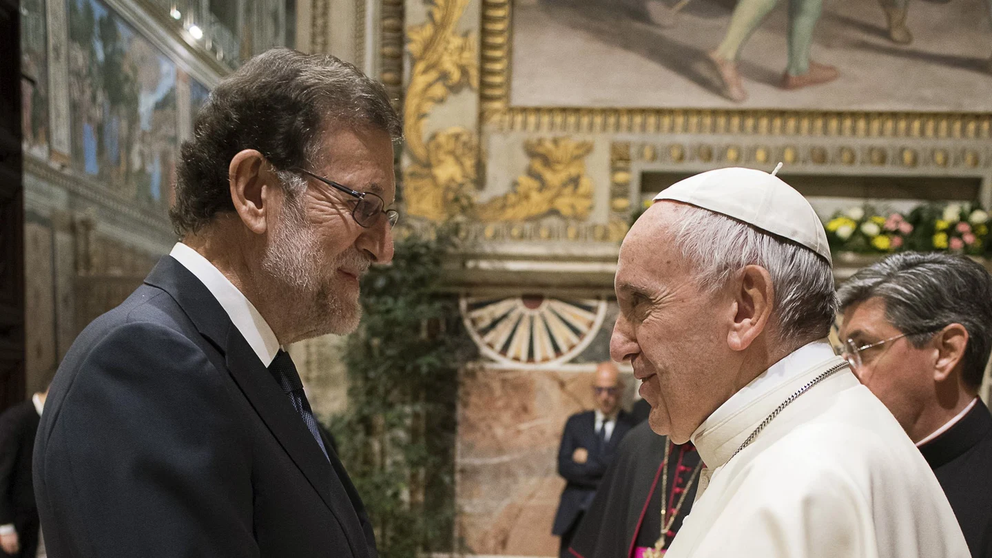 Fotografía facilitada por L'Osservatore Romano del presidente del Gobierno, Mariano Rajoy, durante la breve conversación que ha mantenido con el papa Francisco Fotografía facilitada por L'Osservatore Romano del presidente del Gobierno, Mariano Rajoy, durante la breve conversación que ha mantenido con el papa Francisco