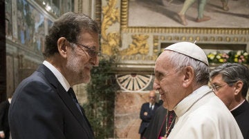 Fotografía facilitada por L'Osservatore Romano del presidente del Gobierno, Mariano Rajoy, durante la breve conversación que ha mantenido con el papa Francisco