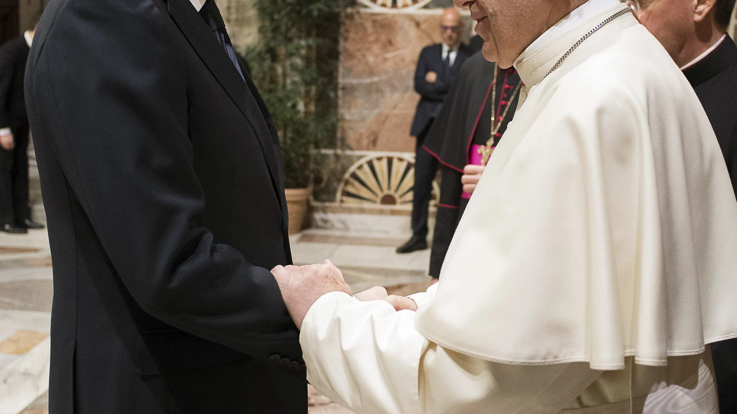 Fotografía facilitada por L'Osservatore Romano del presidente del Gobierno, Mariano Rajoy, durante la breve conversación que ha mantenido con el papa Francisco