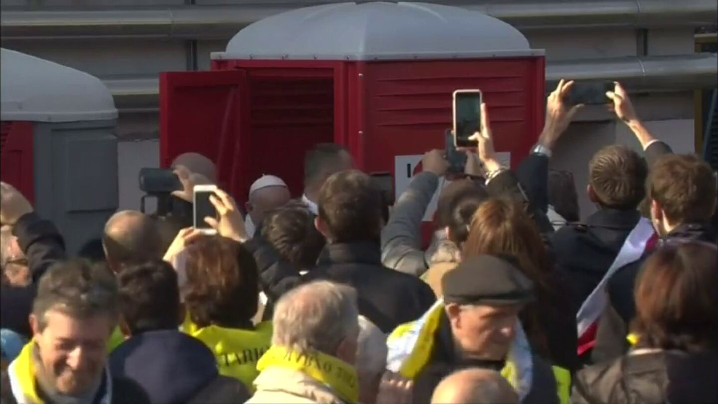 El Papa rompe el protocolo en Mil&aacute;n apra entrar en un urinario p&uacute;blico
