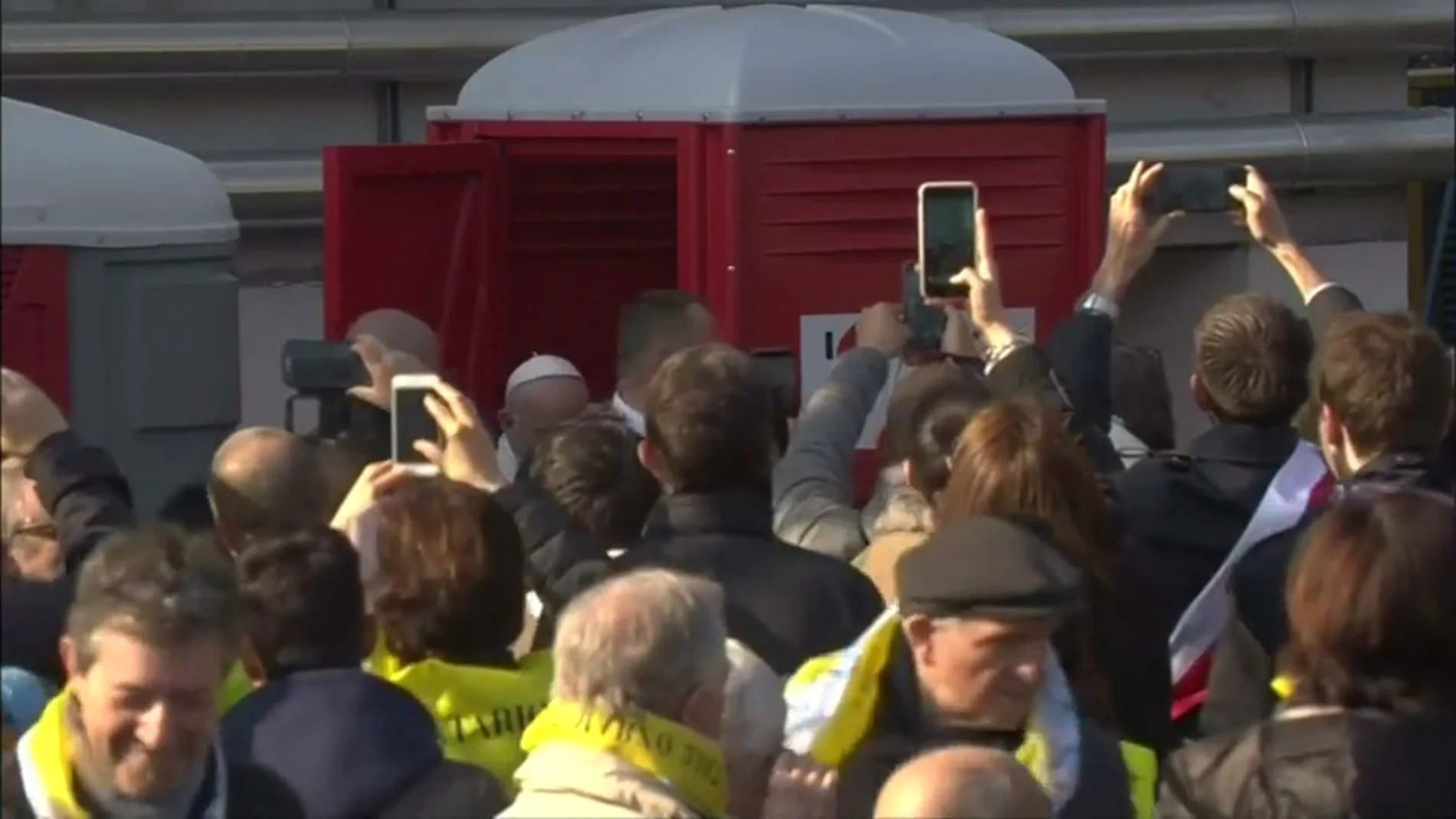 El Papa rompe el protocolo en Milán apra entrar en un urinario público
