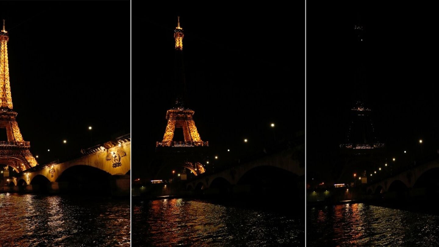 La torre Eiffel Tower durante el apagado para celebrar la Hora del Planeta