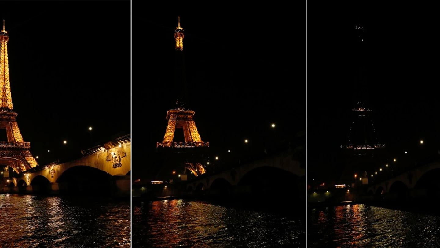 La torre Eiffel Tower durante el apagado para celebrar la Hora del Planeta La torre Eiffel Tower durante el apagado para celebrar la Hora del Planeta