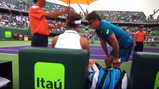 Muguruza, en el momento del encontronazo con su entrenador Muguruza, en el momento del encontronazo con su entrenador