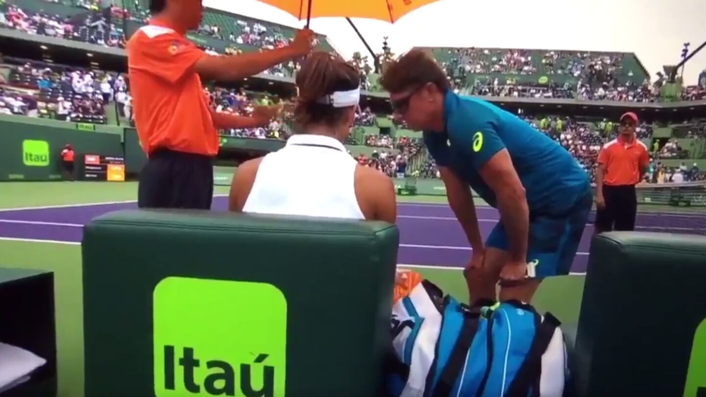 Muguruza, en el momento del encontronazo con su entrenador