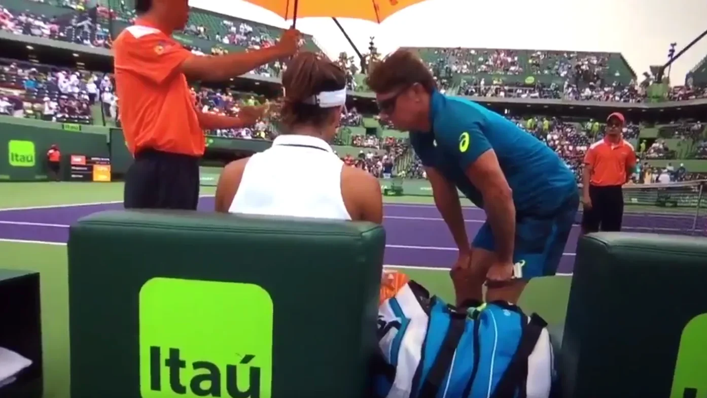 Muguruza, en el momento del encontronazo con su entrenador Muguruza, en el momento del encontronazo con su entrenador
