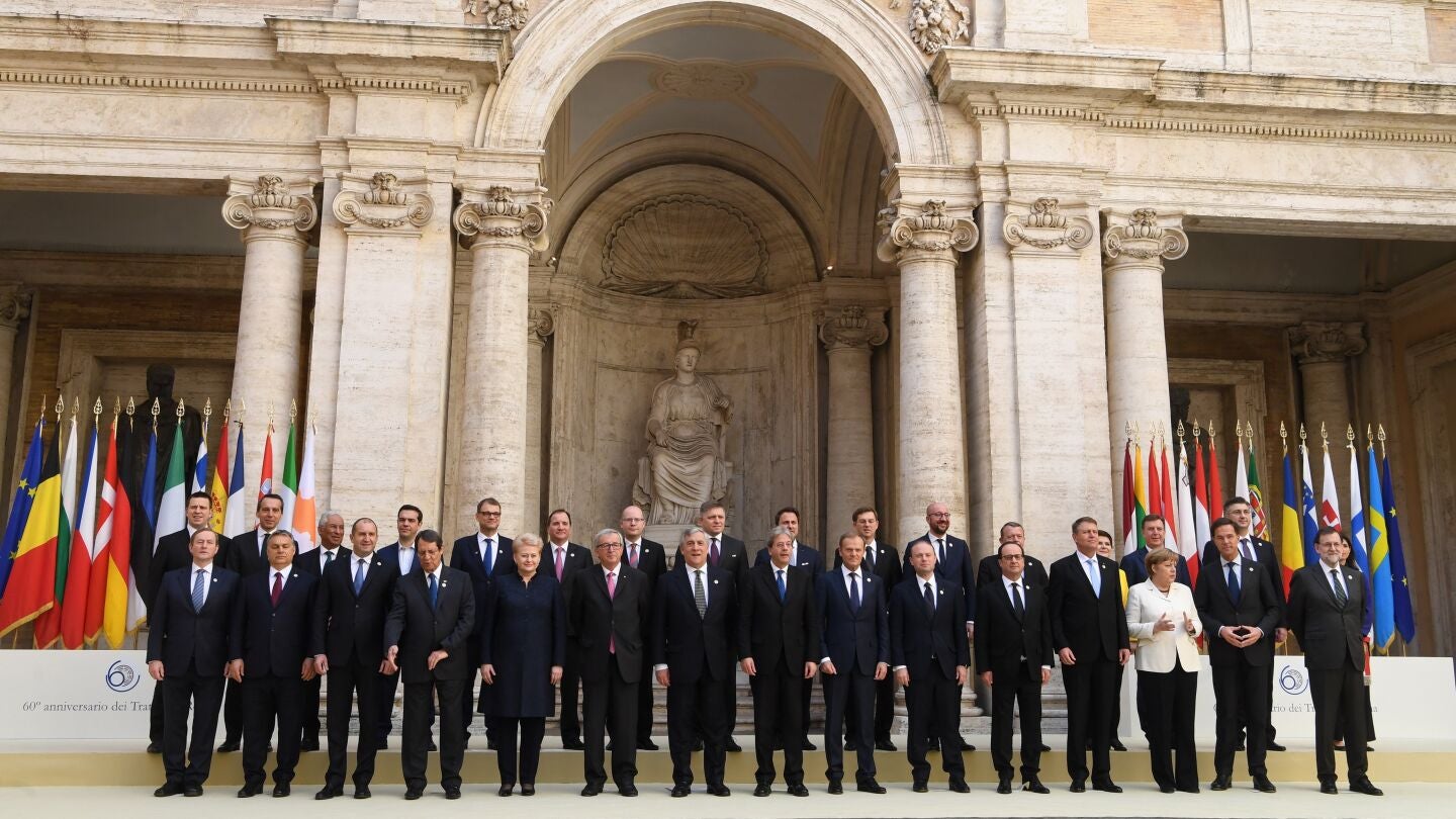 Foto de familia de los l&iacute;deres europeos con motivo del 60 aniversario de la UE