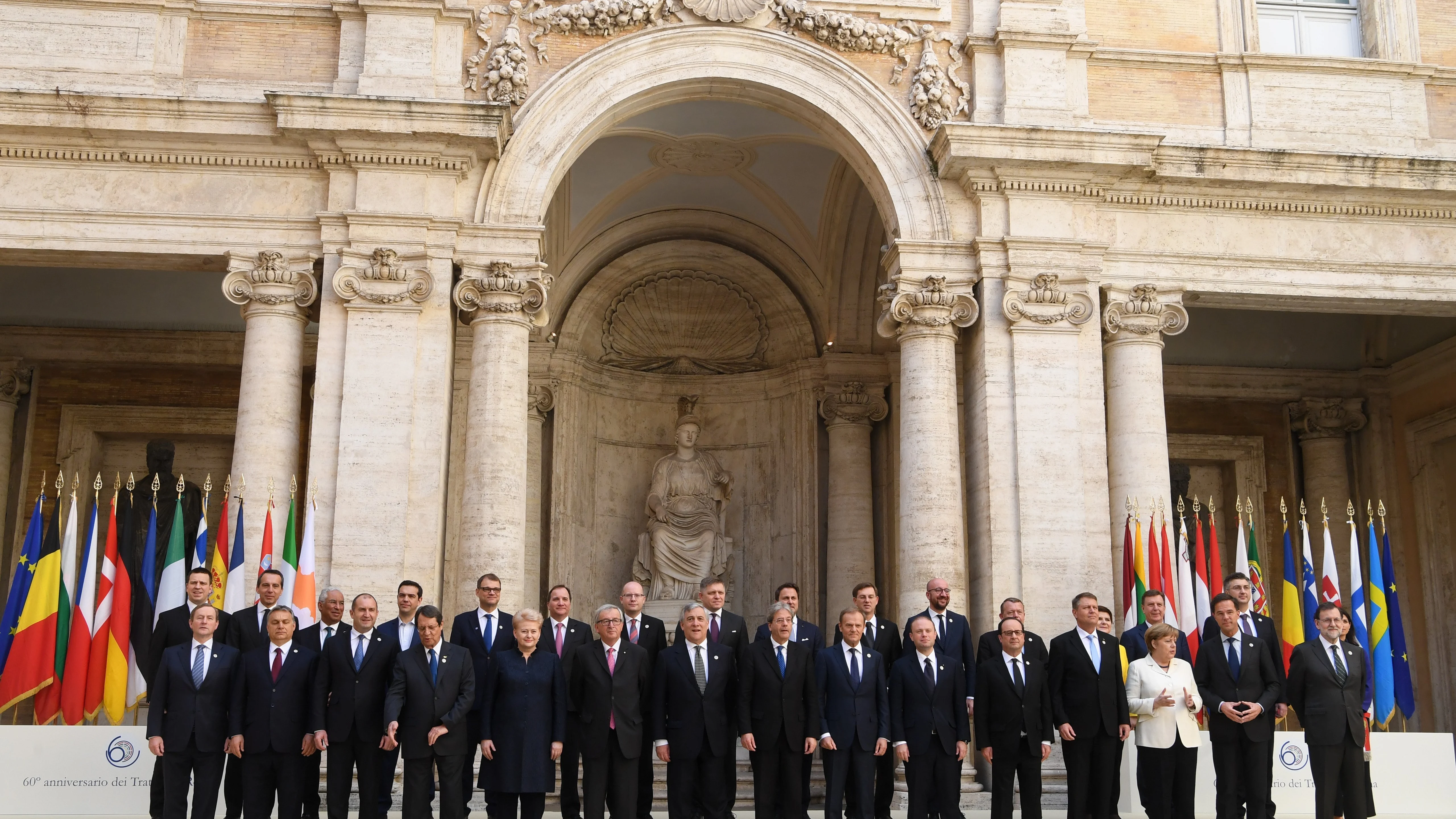 Foto de familia de los líderes europeos con motivo del 60 aniversario de la UE