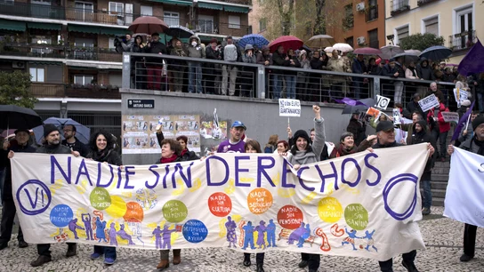 Al ritmo de una batucada y bajo el lema "Nadie sin derechos", varias columnas han transitado el centro de Madrid hasta confluir esta tarde en la plaza de Arturo Barea, en el barrio de Lavapiés Al ritmo de una batucada y bajo el lema "Nadie sin derechos", varias columnas han transitado el centro de Madrid hasta confluir esta tarde en la plaza de Arturo Barea, en el barrio de Lavapiés