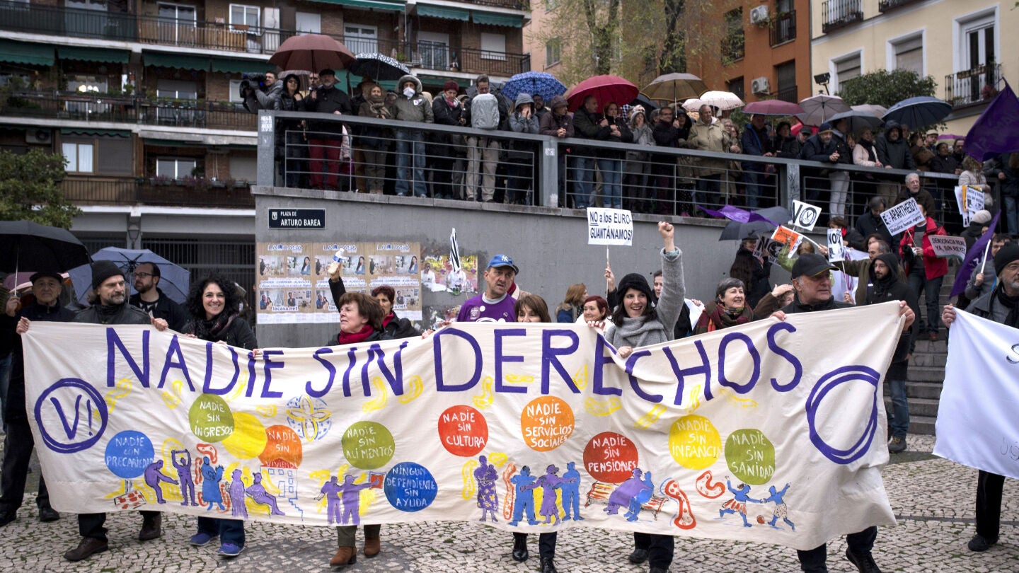 Al ritmo de una batucada y bajo el lema "Nadie sin derechos", varias columnas han transitado el centro de Madrid hasta confluir esta tarde en la plaza de Arturo Barea, en el barrio de Lavapi&eacute;s