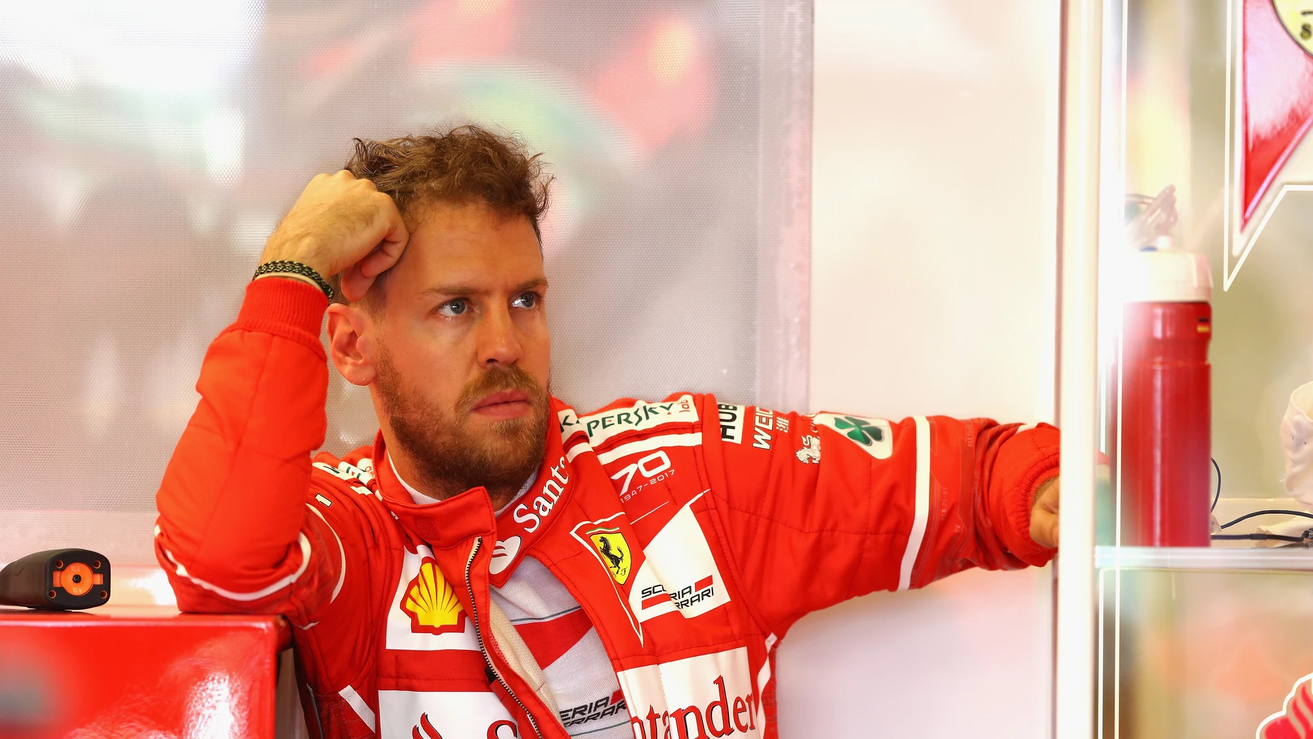 Vettel, pensativo en el box de Ferrari