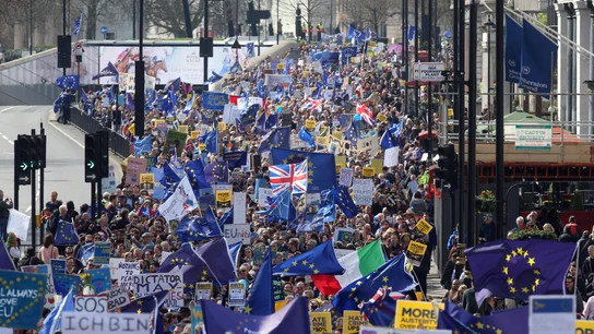 Miles de personas marchan contra el 'Brexit' en pleno corazón de Londres Miles de personas marchan contra el 'Brexit' en pleno corazón de Londres