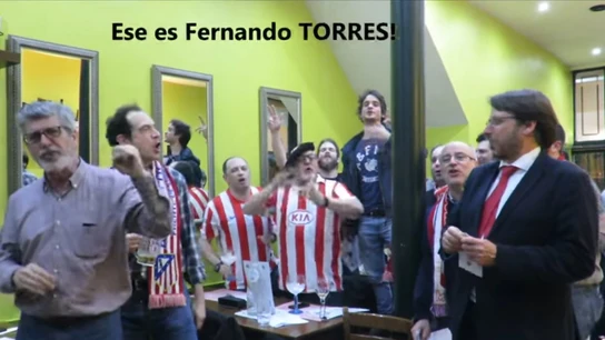 La peña cantando la adaptación de 'Mi gran noche' La peña cantando la adaptación de 'Mi gran noche'