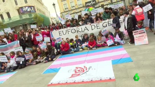 Las familias de menores transexuales manifiestan una ley de identidad Las familias de menores transexuales manifiestan una ley de identidad