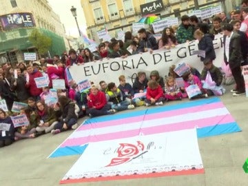 Las familias de menores transexuales manifiestan una ley de identidad Las familias de menores transexuales manifiestan una ley de identidad