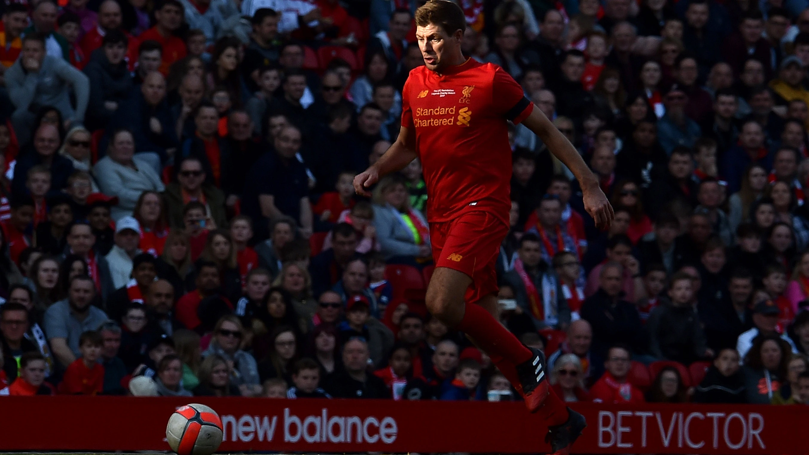 Steven Gerard en su vuelta a Anfield