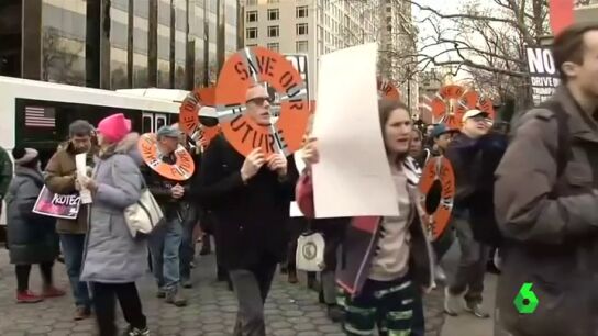 Protestas en Nueva York contra la orden de Trump que permite la construcci&oacute;n del oleoducto que Obama rechaz&oacute; por su impacto clim&aacute;tico