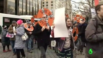 Protestas en Nueva York contra la orden de Trump que permite la construcción del oleoducto que Obama rechazó por su impacto climático