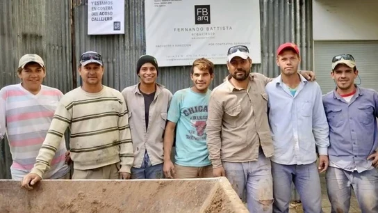 Un grupo de obreros se rebelan contra el machismo en su profesión: "En esta obra estamos en contra del acoso" Un grupo de obreros se rebelan contra el machismo en su profesión: "En esta obra estamos en contra del acoso"