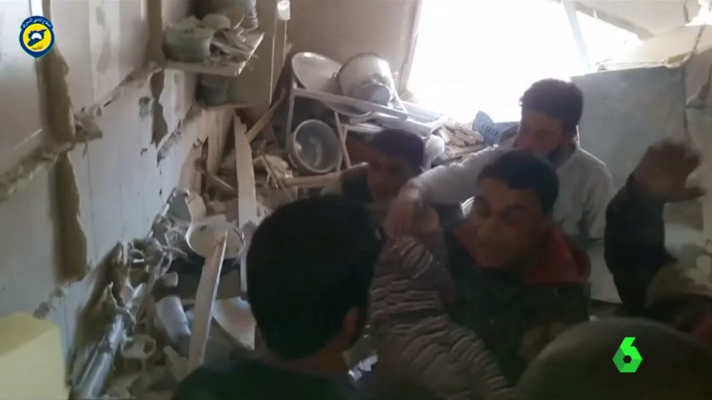 Al menos nueve civiles muertos, entre ellos dos niños y dos mujeres, tras los bombardeos en Idlib, Siria. Al menos nueve civiles muertos, entre ellos dos niños y dos mujeres, tras los bombardeos en Idlib, Siria.