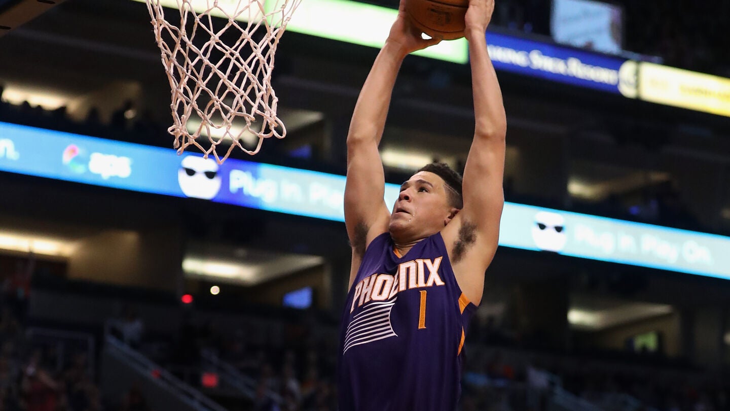 Devin Booker hace un mate