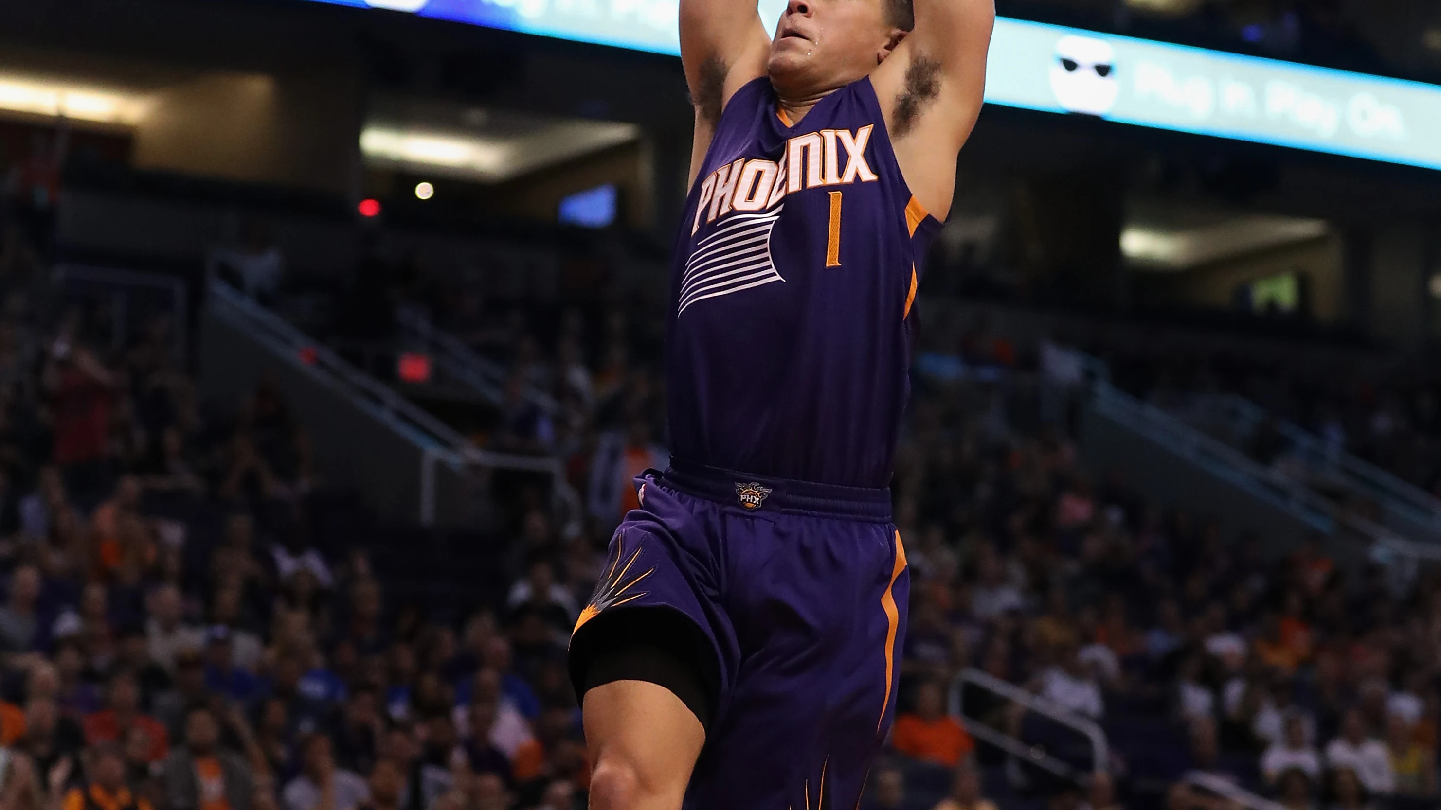 Devin Booker hace un mate