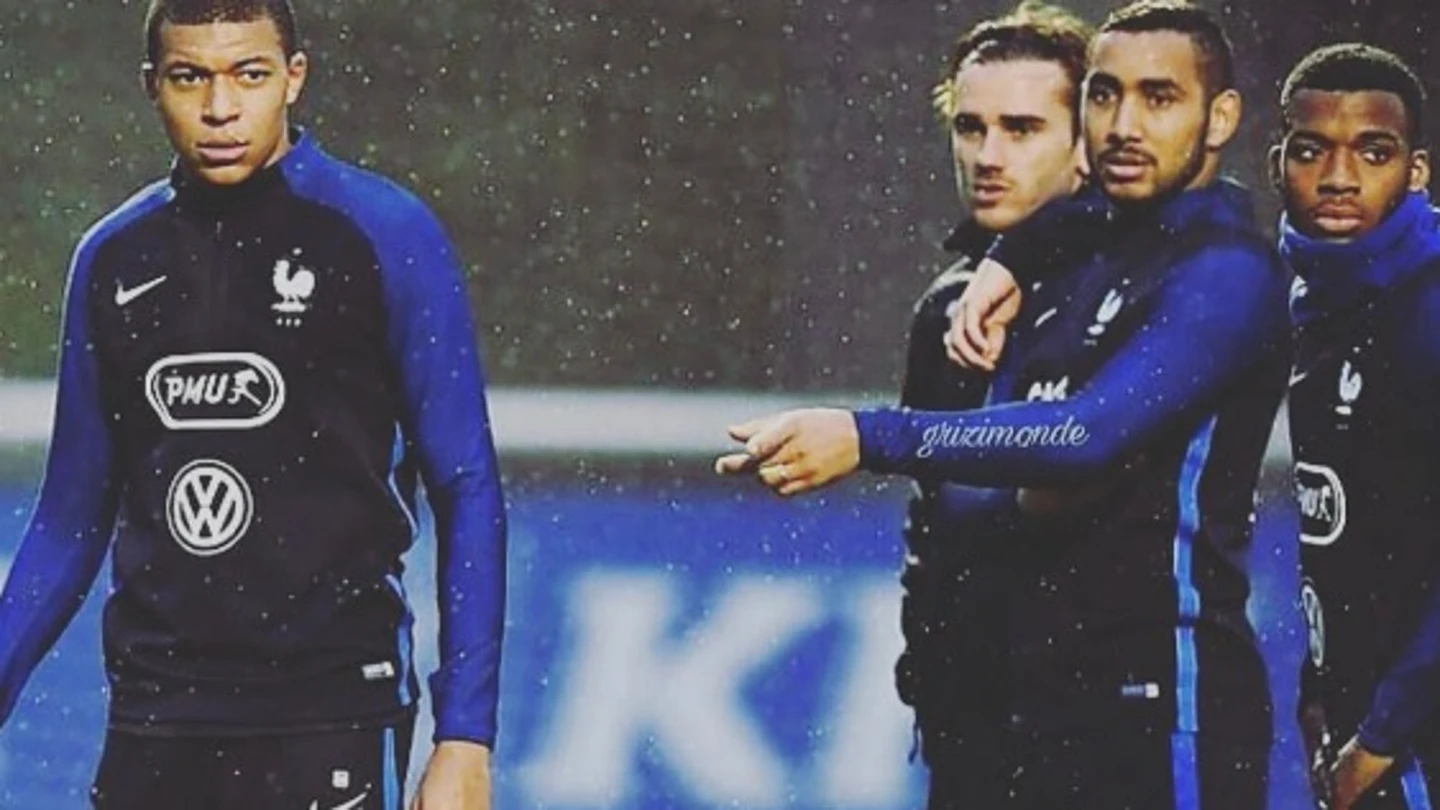 Griezmann, Payet y Mbappé durante un entrenamiento de Francia Griezmann, Payet y Mbappé durante un entrenamiento de Francia